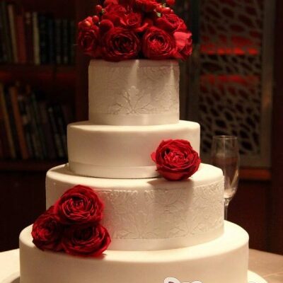 Four tier with fresh red roses